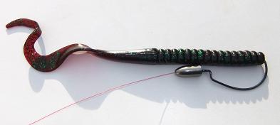texas rig inserting head of worm into hook